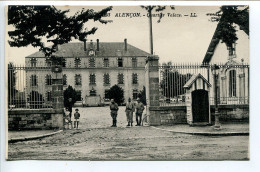 CPA Non écrite * ALENÇON Quartier Valaze ( Entrée Caserne Soldats + Enfants Guérite ) - Alencon