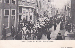 4822157Hoorn, Feesten Der V. V. V. V. Kinder – Optocht. Rond 1900. (vouwen In De Hoeken) - Hoorn