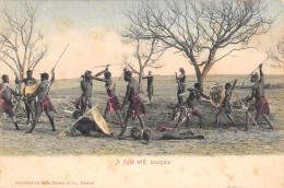 CPA / AFRIQUE DU SUD / CPA ETHNIQUE / A FIGHT WITH ASSEGAIS / AFRICAINS - South Africa