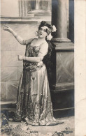 CARTE PHOTO - Femme - En Robe - Costume - Carte Postale Ancienne - Photographie