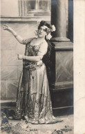 CARTE PHOTO - Femme - En Robe - Costume - Carte Postale Ancienne - Fotografia