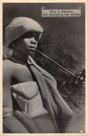 CPA / AFRIQUE DU SUD / CPA ETHNIQUE / CARTE PHOTO / FEMME AFRICAINE / NOT A FASHION BUT ENJOYING HER SMOKE - Zuid-Afrika