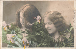 FANTAISIES - Femmes - Deux Femmes - Fleurs - Colorisé - Carte Postale Ancienne - Femmes