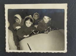 Photo Ancienne Enfants Fête Foraine Manège - Personnes Anonymes