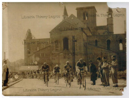 Photo Nivelles Collégiale Sainte Gertrude Course Cycliste Direct Après Guerre - Nijvel