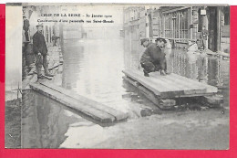 Cpa 75 PARIS CRUE DE LA SEINE: Rue Saint-Benoît, Passerelle Animation Dos Vierge Et Divisé, VOIR SCANNE 1910 BELLE CARTE - Inondations De 1910