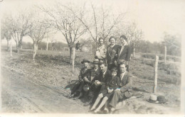 Annonymous Persons Souvenir Photo Social History Portraits & Scenes Elegant Family Orchard - Photographie