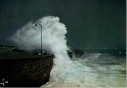 QUIBERON. -  Vagues Déferlant Sur La Digue.      -  Non Circulée. - Quiberon