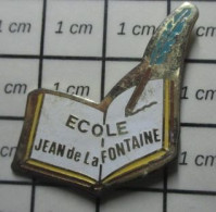 513A Pin's Pins / Beau Et Rare / ADMINISTRATIONS / ECOLE JEAN DE LA FONTAINE PLUME D'OIE LIVRE - Administration