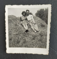 Photo Ancienne Couple Dans Une Botte De Foin Homme Torse Nu - Personnes Anonymes