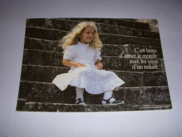 CP CARTE POSTALE MESSAGE ENFANT Sur MARCHES C'est Beau D'aimer Le Monde ECRITE - Escenas & Paisajes