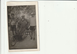 Carte Photo à Identifier,  Homme Handicapé Assis Dans Fauteuil Roulant Années 40-50, Entouré De 2 Garçons - Da Identificare