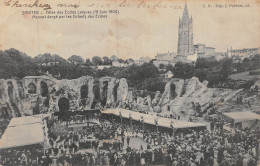 24-5008 : SAINTES. FETE DES ECOLES LAÏQUES 19 JUIN 1904.  MENUET DANSE PAR LES ENFANTS DES ECOLES AUX ARENES - Saintes