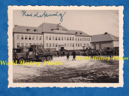 Photo Ancienne D'un Soldat Allemand - HEYDEKRUG - Kreishaus - Drapeau Nazi Camion Militaire WW2 Lituanie ? Pologne ? - Guerre, Militaire