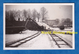 Photo Ancienne D'un Soldat Allemand - EMMERICH Am RHEIN ? - Péniche Sur Canal Gelé - 1942 - Chemin De Fer & Wagonnet - Barcos