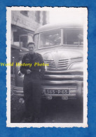 Photo Ancienne Snapshot - Portrait D'un Soldat Français Devant Un Autobus / Autocar Militaire ? - Armée De L' Air - Automobile