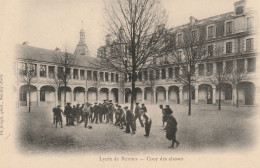 35 RENNES. La Cour Des Classes Du Lycée Vers 1900 - Rennes