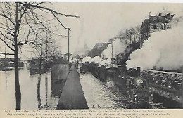 CPA Paris Au Début De La Crue 1910 Les Trains De La Ligne D'Orsay Circulaient Dans L'eau - Paris (07)