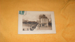 CARTE POSTALE ANCIENNE CIRCULEE DE 1913../ CHATEAUROUX.- PLACE GAMBETTA...DEFILE MILITAIRE..CACHET + TIMBRE - Chateauroux