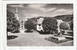 CPSM :14 X 9  -  BOËGE  -  La Place De L'Eglise. - Au Second Plan, La Montagne De Miribel. - Boëge