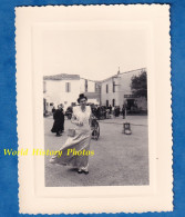 Photo Ancienne - LES SAINTES MARIES DE LA MER - Beau Portrait Femme Avec Coiffe Type Arlésienne Folklore Camargue - Luoghi