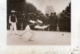 CONCOURS DE BOULES AUX TUILERIES UN POINTEUR   PHOTOGRAPHIE - Boule/Pétanque