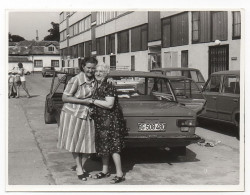 Photo Ancienne, Automobile, Deux Femmes Derrière La Voiture Lada 1300 / Fiat 124, Yougoslavie, Vers 1980 - Automobile