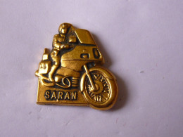 Pins RELIEF MOTARD GENDARMERIE NATIONALE  SARAN  LOIRET 45 - Polizia