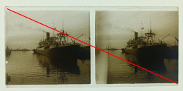 Photo Sur Plaque De Verre, Bateau, Cheminée, Quai, Port, Chargement, Déchargement, Bâtiment, Grue, Années 1930. - Glass Slides