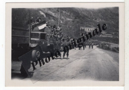 Photo Originale - Militaires Soldats Armée Guerre Année ? Lieu ? - Convoi Militaire En Montagne - Camion à Identifier - Guerres - Autres