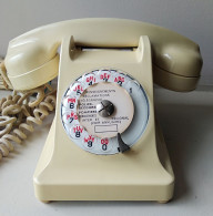 - Ancien Téléphone En Bakélite - Beige - - Telefoontechniek