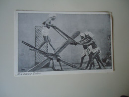 INDIA POSTCARDS  MEN SARCING   TIMBER  FOR MORE PURCHASES 10% DISCOUNT - Indien