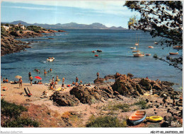 AECP7-83-0617- LES-CALANQUES-DES-ISSAMBRES - Une Des Plages - Au Loin La Chaîne De L'estérel  - Les Issambres