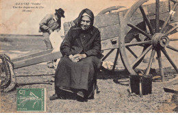 AHAP12-85-0032 ILE D YEU UNE DES DOYENNES DE L'ÎLE 94 ANS - Ile D'Yeu