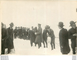 SOLDATS ETRANGERS MOMENT DE JOIE DANS LA NEIGE PREMIERE GUERRE PHOTO ORIGINALE 18 X 13 CM - Oorlog, Militair