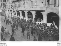 LA TROUPE ET LA MUSIQUE   WW1 PHOTO ARGENTIQUE ORIGINALE 18 X13 CM - Krieg, Militär