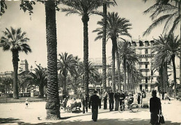83 - Toulon - Place De La Liberté - Allée Des Palmiers - Animée - Voir Timbre - CPSM Grand Format - Voir Scans Recto-Ver - Toulon