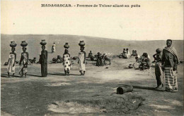Femmes De Tulear Allant Au Puits - Madagascar