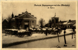 Kolno - Deutsche Bagagewagen Auf Dem Marktplatz - Polen