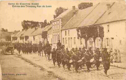 02 - Sissonne - Camp De Sissonne - Entrée Des Troupes, Rue De Laon - Animée - Militaria - Oblitération Ronde De 1910 - C - Sissonne