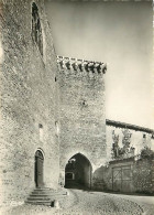 01 - Pérouges - Cité Médiévale - Tour Et Porte D'En Haut - Carte Dentelée - CPSM Grand Format - Carte Neuve - Voir Scans - Pérouges