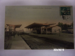 VIGNEUX  (Essonne) LA GARE SUR LES QUAIS ARRIVEE DU TRAIN - Vigneux Sur Seine