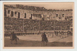 NIMES - GARD - LES ARENES UN JOUR DE CORRIDA - LE PASEO - Nîmes