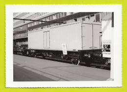 PHOTO Originale TRAINS Wagon Plat SNCF à 2 Essieux Type MC 22 Container TITAN En Expo En 1965 - Eisenbahnen