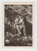 Guys, Two Young Men Pose Affectionate, Unfocused Scene, Vintage Orig Photo Gay Int. 6x8.8cm. (28099) - Anonymous Persons