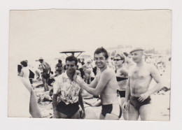 Shirtless Guys With Swimming Trunks, Summer Beach Fun, Vintage Orig Photo 8.9x6cm. (61793) - Anonyme Personen