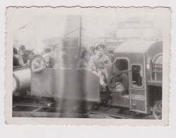 Children Pose In Amusement Park Train, Film Error, Unfocused Scene, Vintage Orig Photo 8.7x6.2cm. (56492) - Persone Anonimi