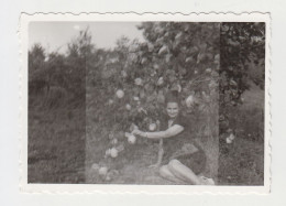 Woman Pose In Garden, Film Error Scene, Vintage Orig Photo 8.7x6.2cm. (33202) - Anonyme Personen