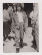 Person, Pose On Street, Blurred Unfocused Scene, Abstract Surreal Vintage Orig Photo 6.5x9cm. (55585) - Anonyme Personen