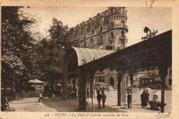 CPA 03 VICHY LA PORTE ET GALERIES COUVERTES DU PARC - Vichy